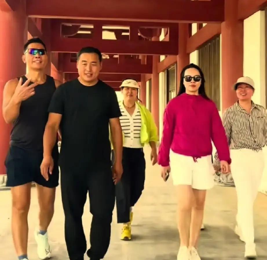 白兄弟放着城里现成的房产和山头几十万的羊群没管，提着行李就去了厦门找女友。

几