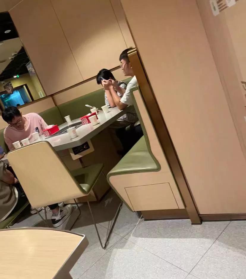 工作已经卷到这个地步了吗???
去海底捞面试服务员到现场瞬间懵圈儿6怎么可以这么