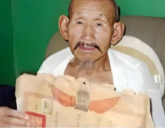 1994年，一位73岁的老农欠债不还成了“老赖”，法院上门执行，他吓得四处躲藏，