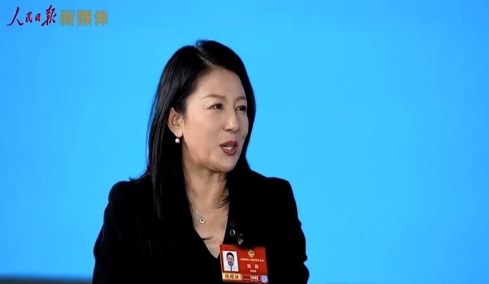 还在等他回国集训的人，转头就看见樊振东坐上了米兰时装周第一排。
 
2025年1