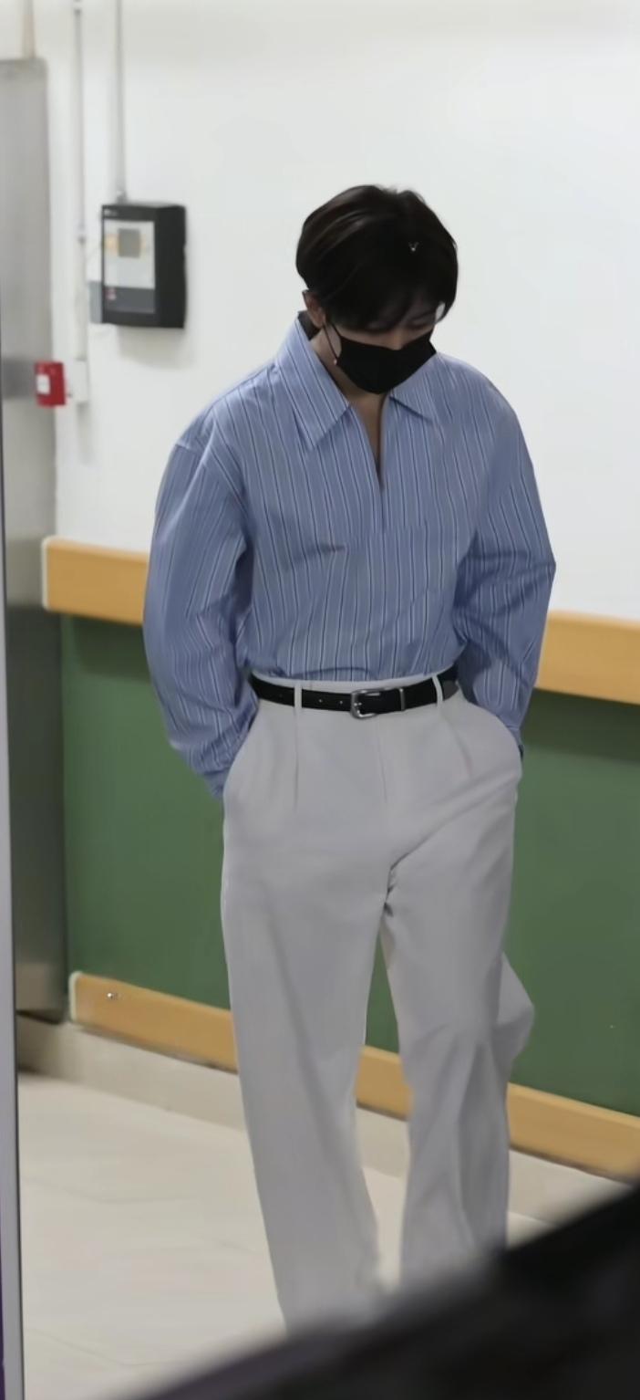 成毅今天穿得真好看，感觉夏天到了，黑色口罩遮住了大半张脸，只露出那双温柔、清澈，