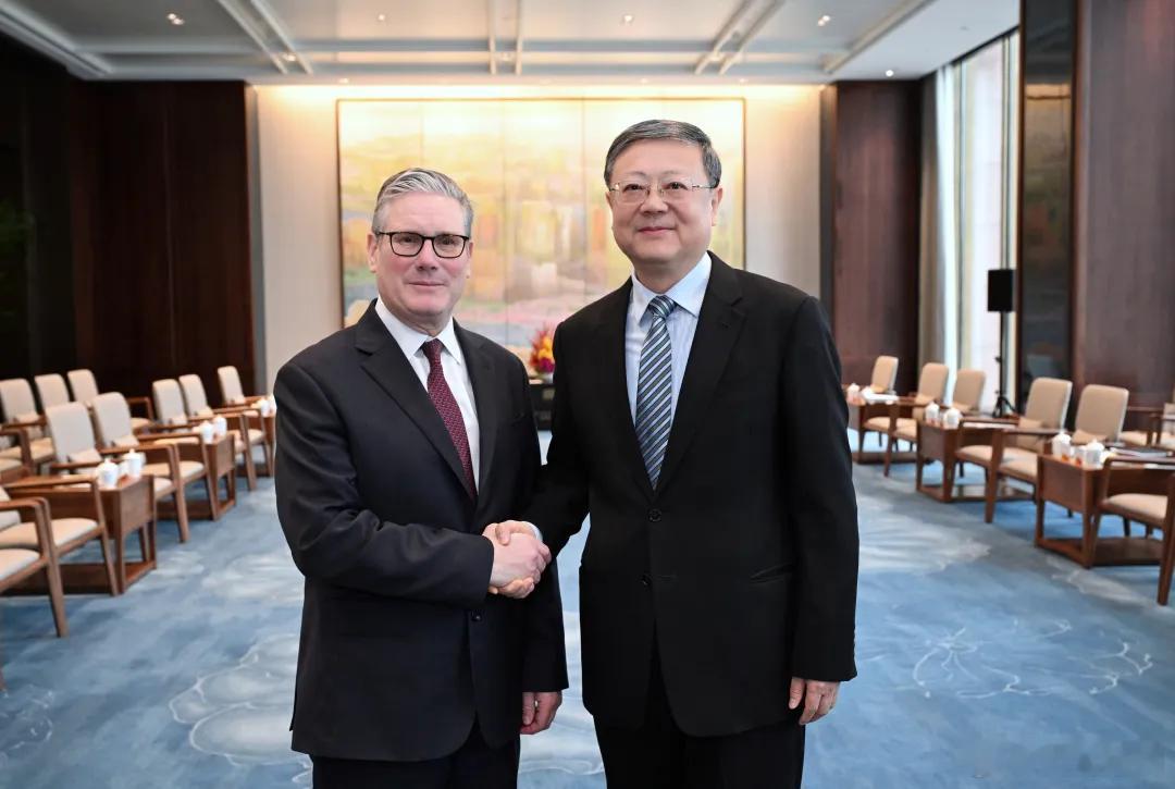 上海陈书记会见来访的英相斯塔默。 