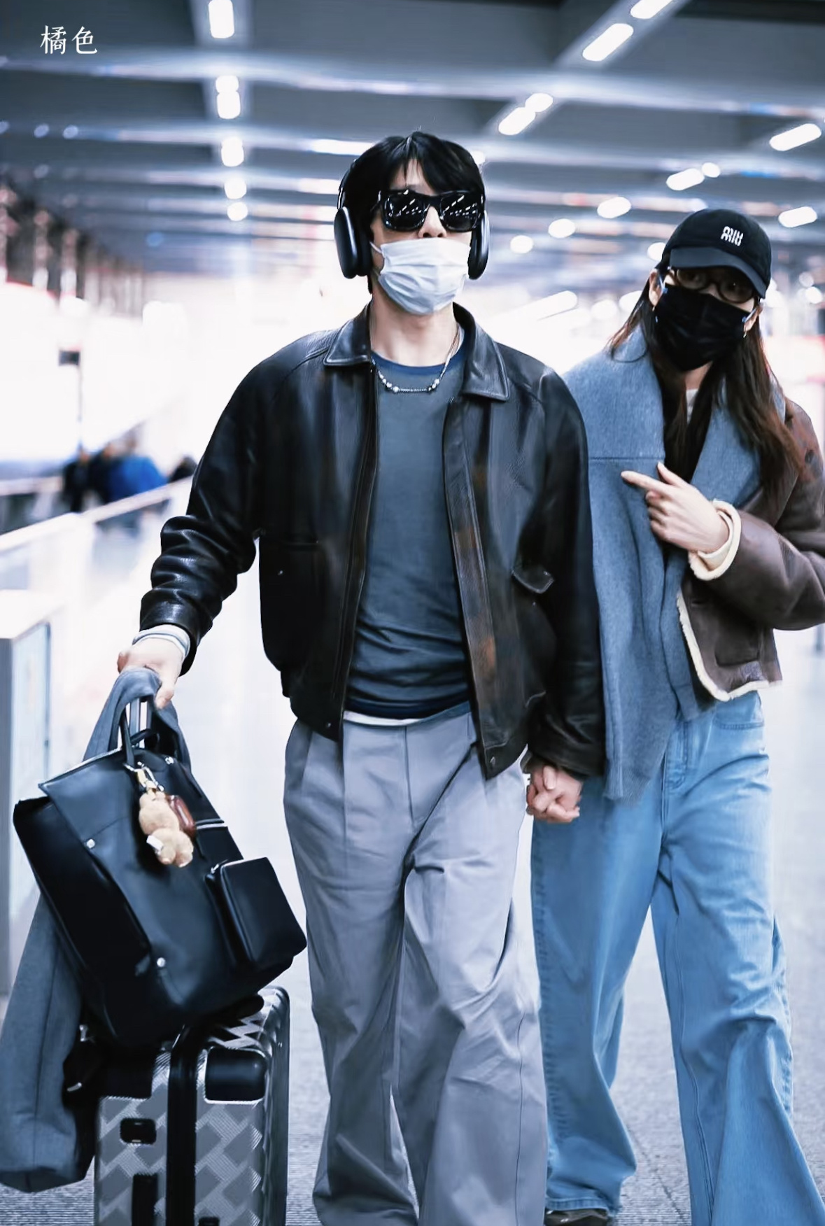 井柏然刘雯机场十指紧扣井柏然和刘雯娱乐圈真情侣，低调恋爱六年，不官宣不炒作，每次