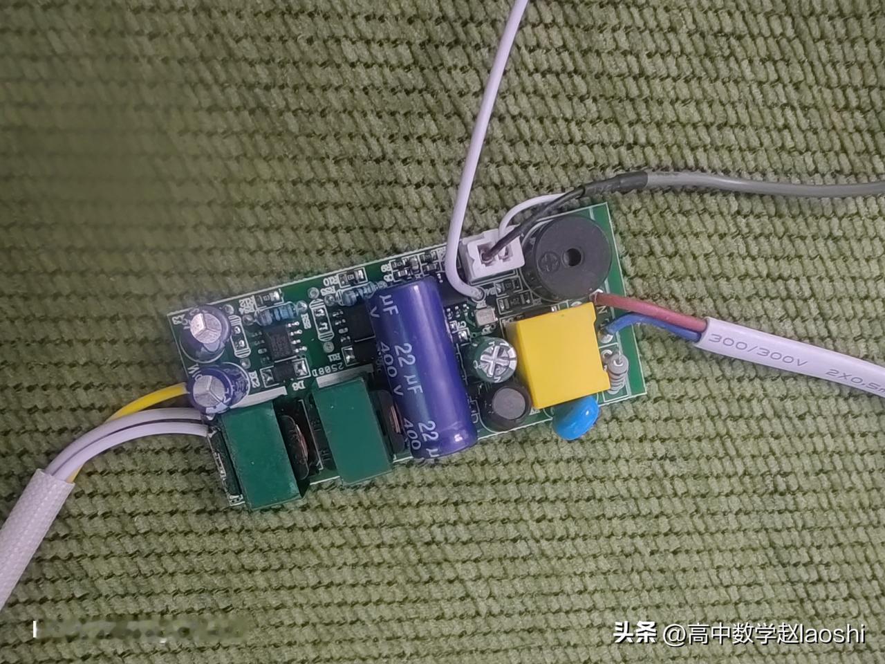 老师上课不讲重点，补课讲？
        有人抹黑老师，有一句话叫“老师上课不
