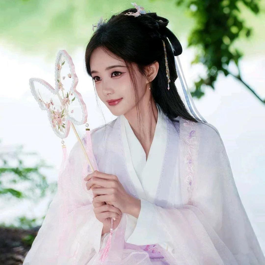 梦回古代，手持粉蝶，翩翩起舞。