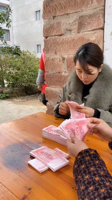 有一说一，这就是传说中的被人卖了还帮人数钱吧[捂脸][捂脸]
图二，这就有点尴尬