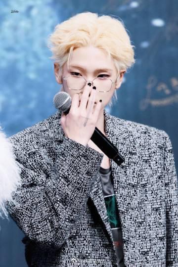 周震南微博之夜解锁丰愉时刻 在微博之夜的璀璨红毯之上，周震南以从容自在的姿态，书