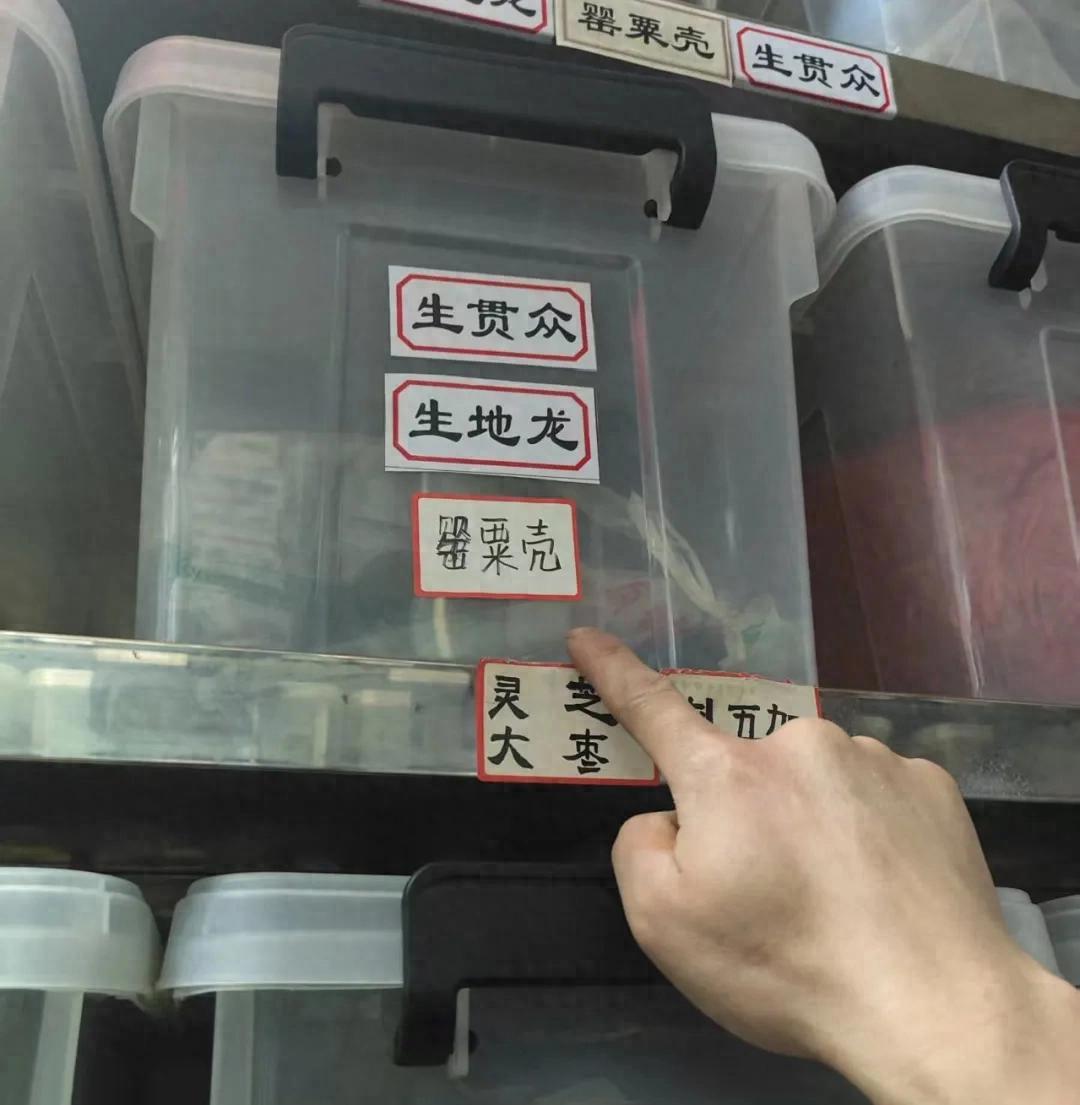 “禁毒人人有责！”近日，湖北黄冈，一村民提着去世老中医父亲的遗物来到了派出所，警