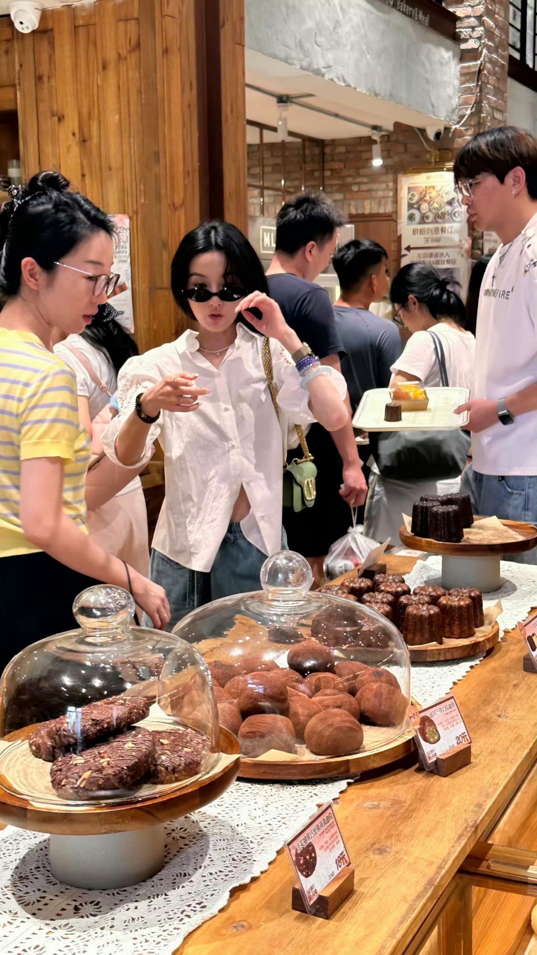 今日有网友面包店偶遇宋祖儿拿面包时表情都跟着努力，完全面包脑袋的可爱祖儿 