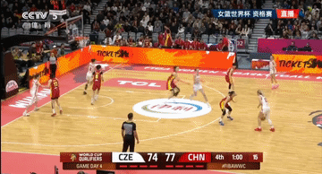 关键时候，又是老将王思雨，一个抢断吹响反击号角。
当时终场剩下53.1秒，中国女