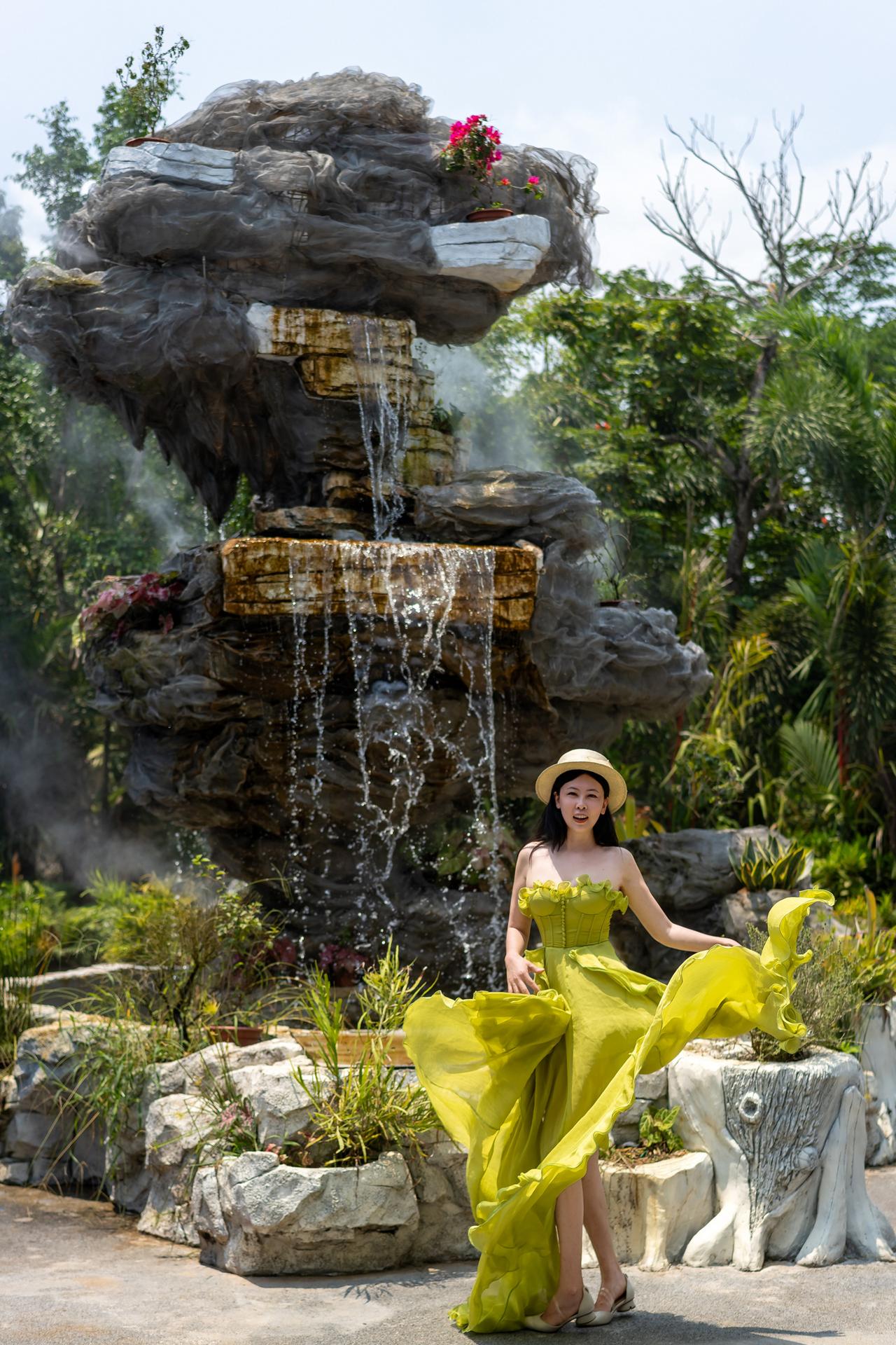 三亚的阳光真的自带治愈的魔力，
让人感到一股生命力向上的力量。

特别在这片热带