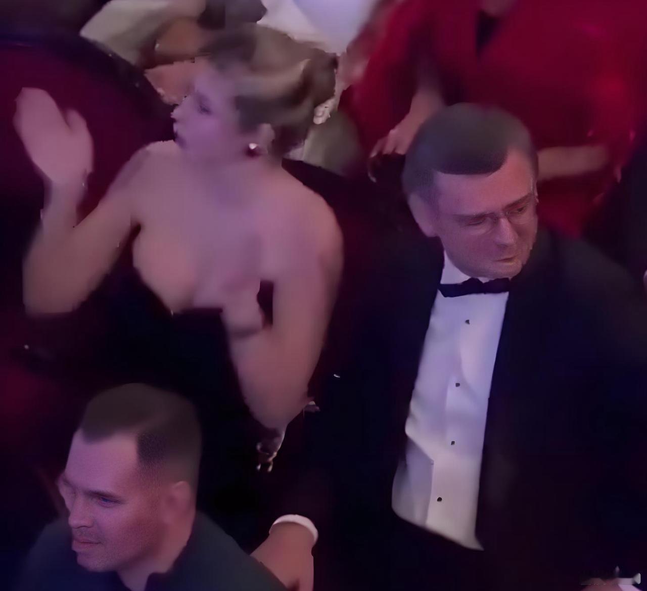 战火纷飞下，乌克兰普通士兵在前线拼死搏杀，那场面，尸骨堆积如山，惨不忍睹啊！
可