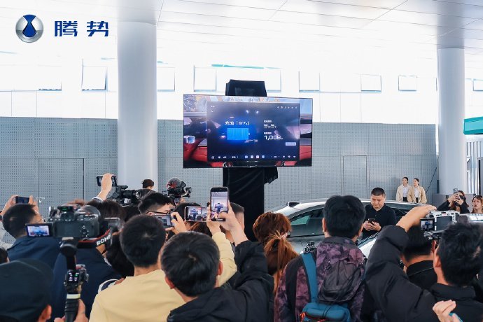 【全球首台全新腾势 Z9GT 交付， 首搭闪充技术， 纯电续航 1036 公里全