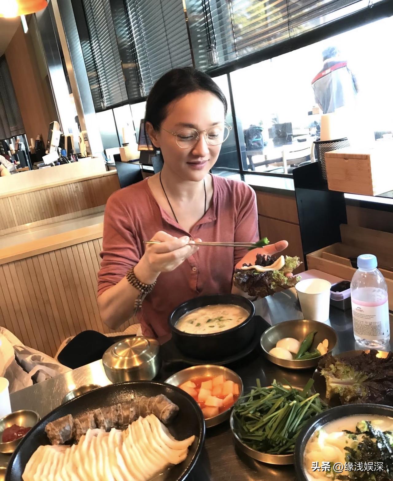 51岁周迅在韩国吃烤肉，用菜叶子卷辣椒，吃的全是素菜，发际线严重后移变得很普通，
