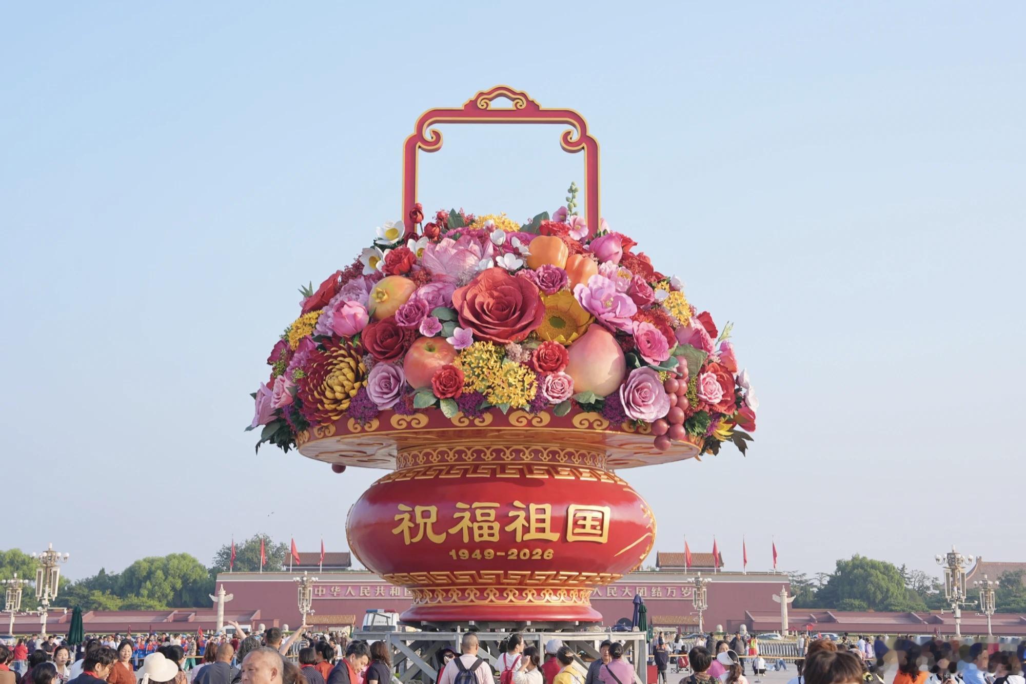 今天凌晨，天安门广场大花篮，亮相了！你去现场看了吗三剑客[超话] ​​​