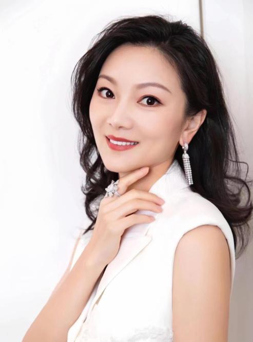 1999年，18岁的陈婷正在上课时，突然感觉一阵恶心呕吐，同桌问她：“你怎么啦？