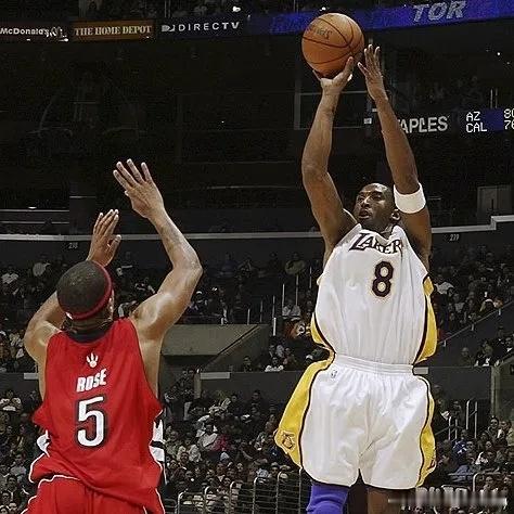 【美媒晒06年科比对阵猛龙的赛场照：距离NBA回归还有81天】美媒 NBA Re