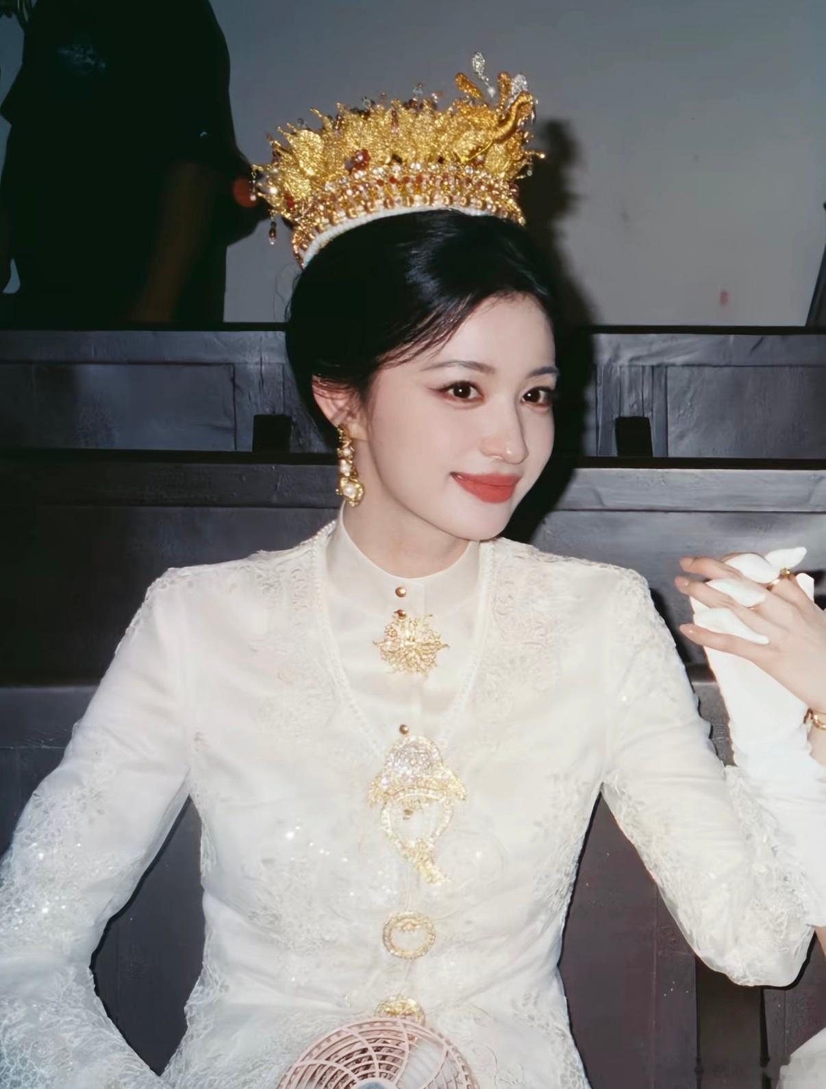 王楚然秒火穿婚服没一件喜事 小说里的特工新娘终于有了脸！王楚然这温婉又狠厉的反差
