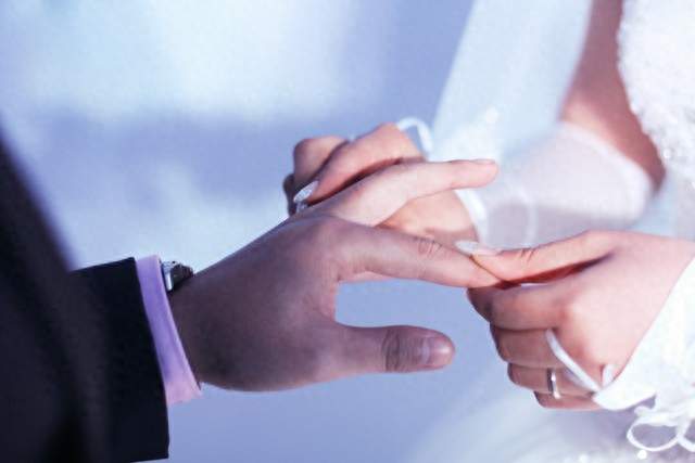 婚内出轨越来越多婚姻律师道出真相：不是人心变坏是犯错成本太低
