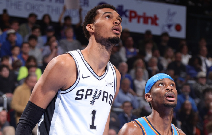 文班亚马登顶MVP榜首  NBA官网公布了最新一期的MVP榜单，马刺新星文班亚马