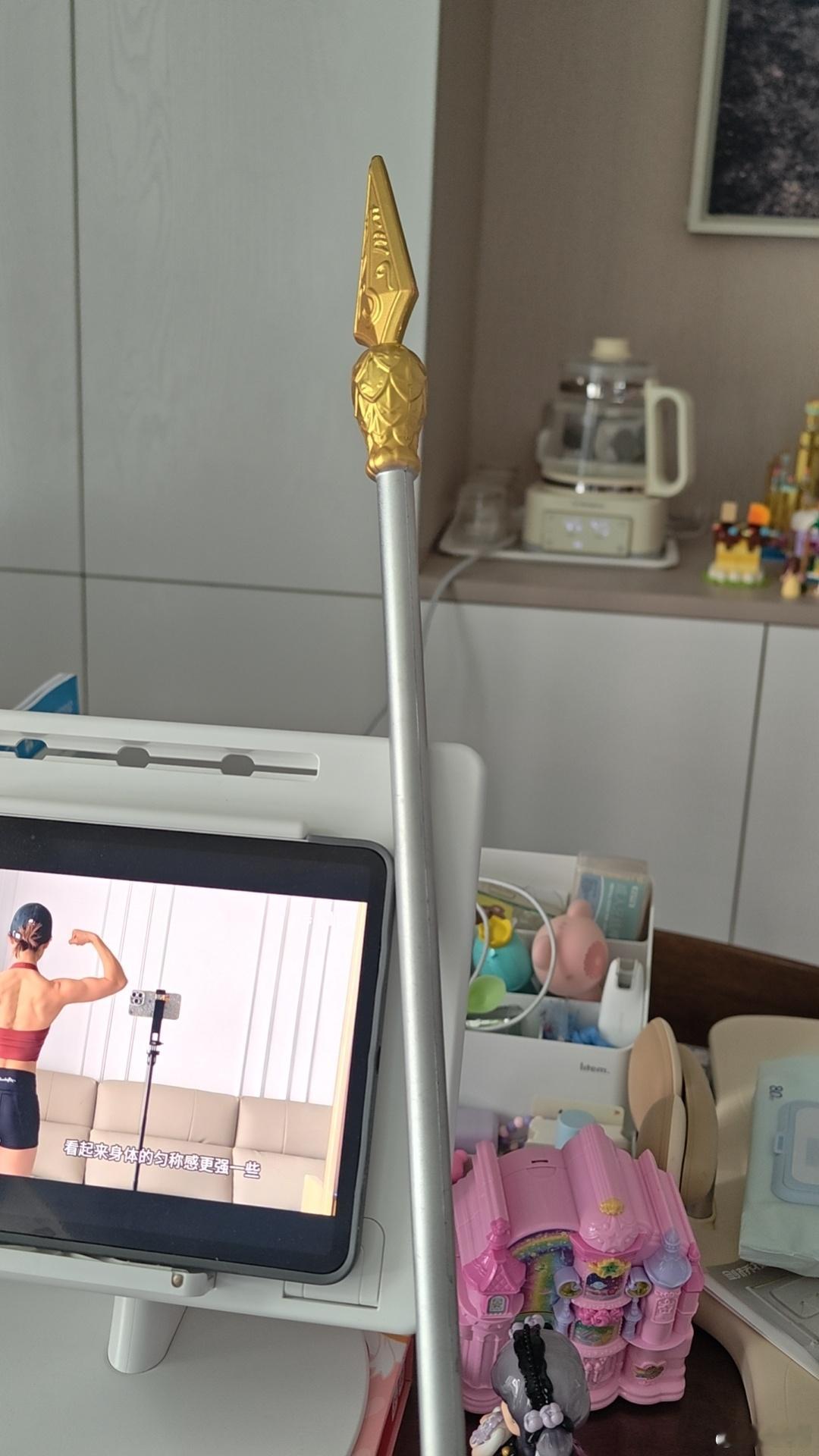 六块腹肌加载中 又是新一轮减脂碳水试吃。乌龙棍没到先拿哪吒乖的火尖枪耍耍。 