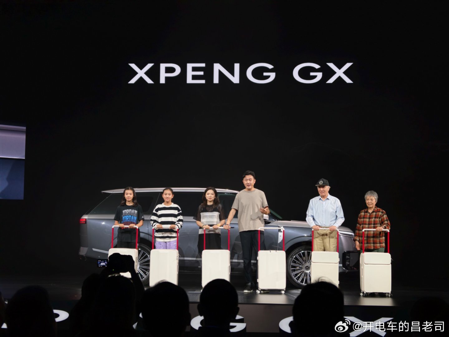六人六箱出行的场景具象化了小鹏GX装下一家子和他们全家的行李这一幕好温馨小鹏GX