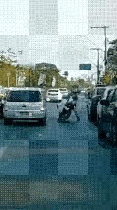 这是真踹啊？
哈哈哈，这哥们儿真英雄也！螳螂挡车不过如此，蚍蜉撼树更是如此，骑着