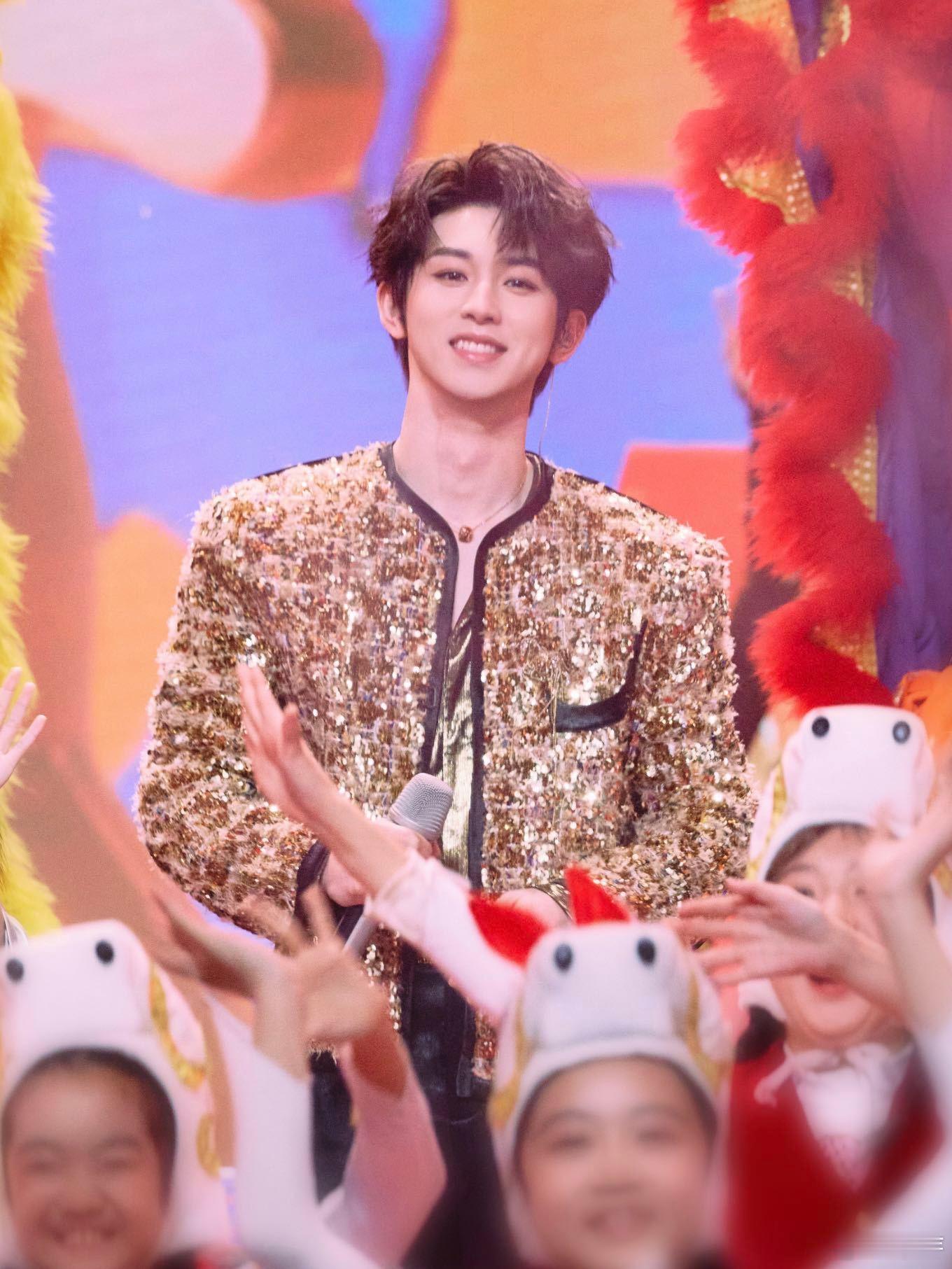 沈月郭俊辰Red开场 终于等到沈月郭俊辰 Red 开场！两人同框氛围感绝了，青春