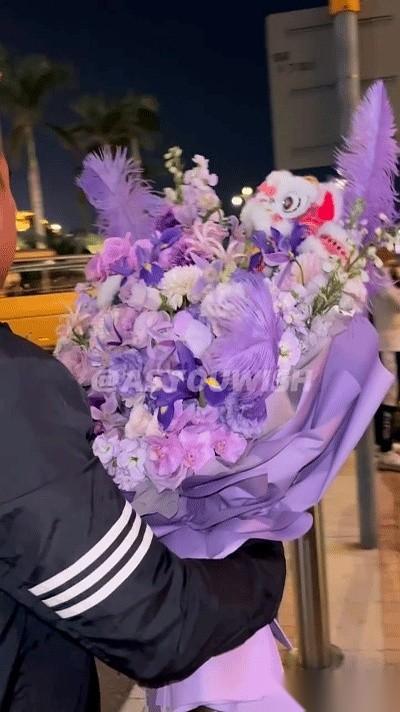 决赛还没打，那束定制的醒狮花，就到了。
紫色的，是她最喜欢的颜色。
在所有人都屏