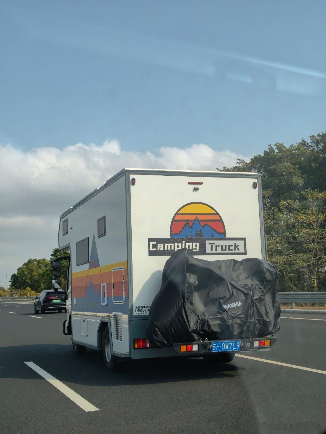 一直觉得这种露营车生活离自己还很遥远一是至少经济和时间都得自由了二是觉得这种生活