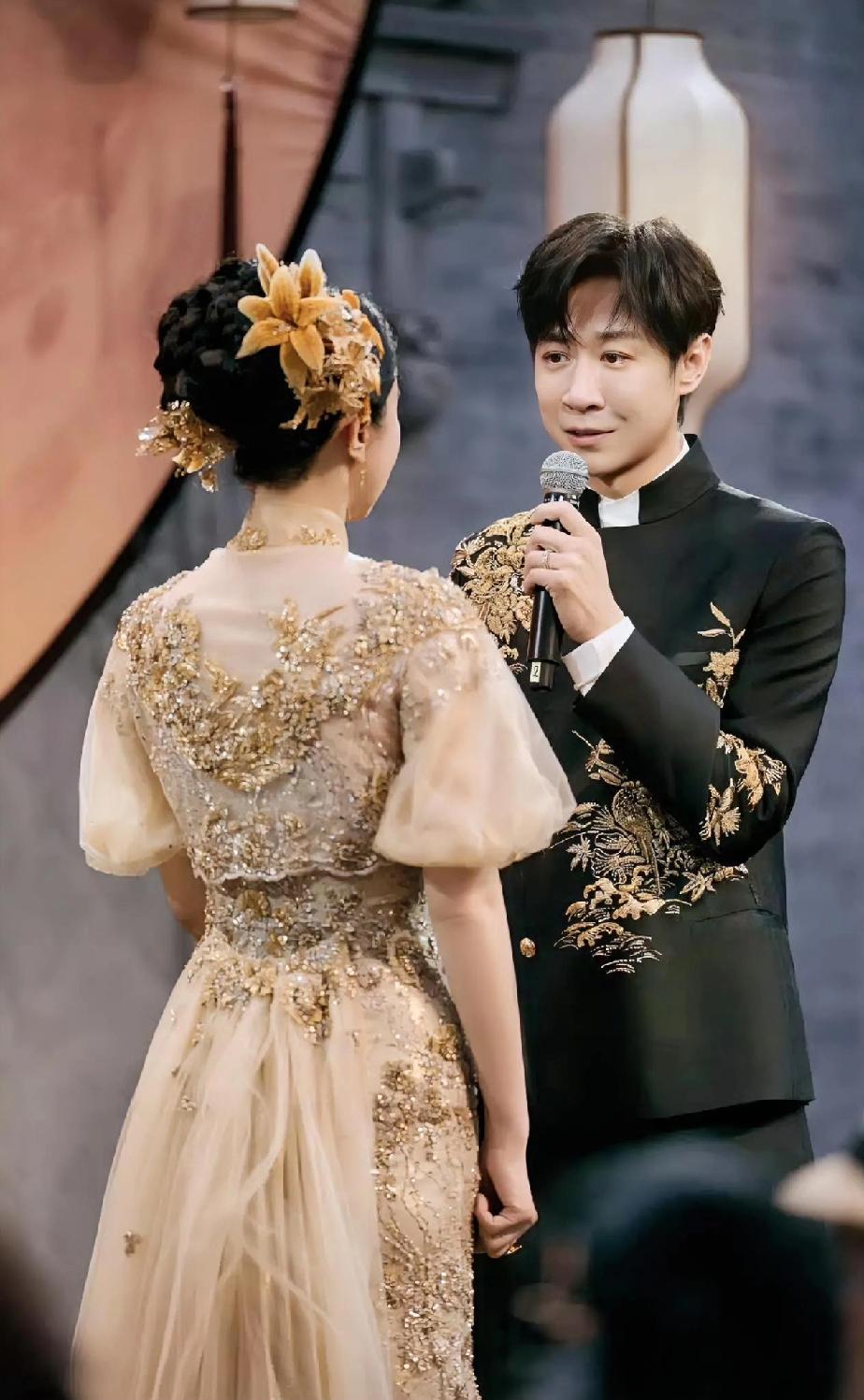 张维伊对董璇是真爱！
众所周知，眼神骗不了人，更何况眼里有泪光。