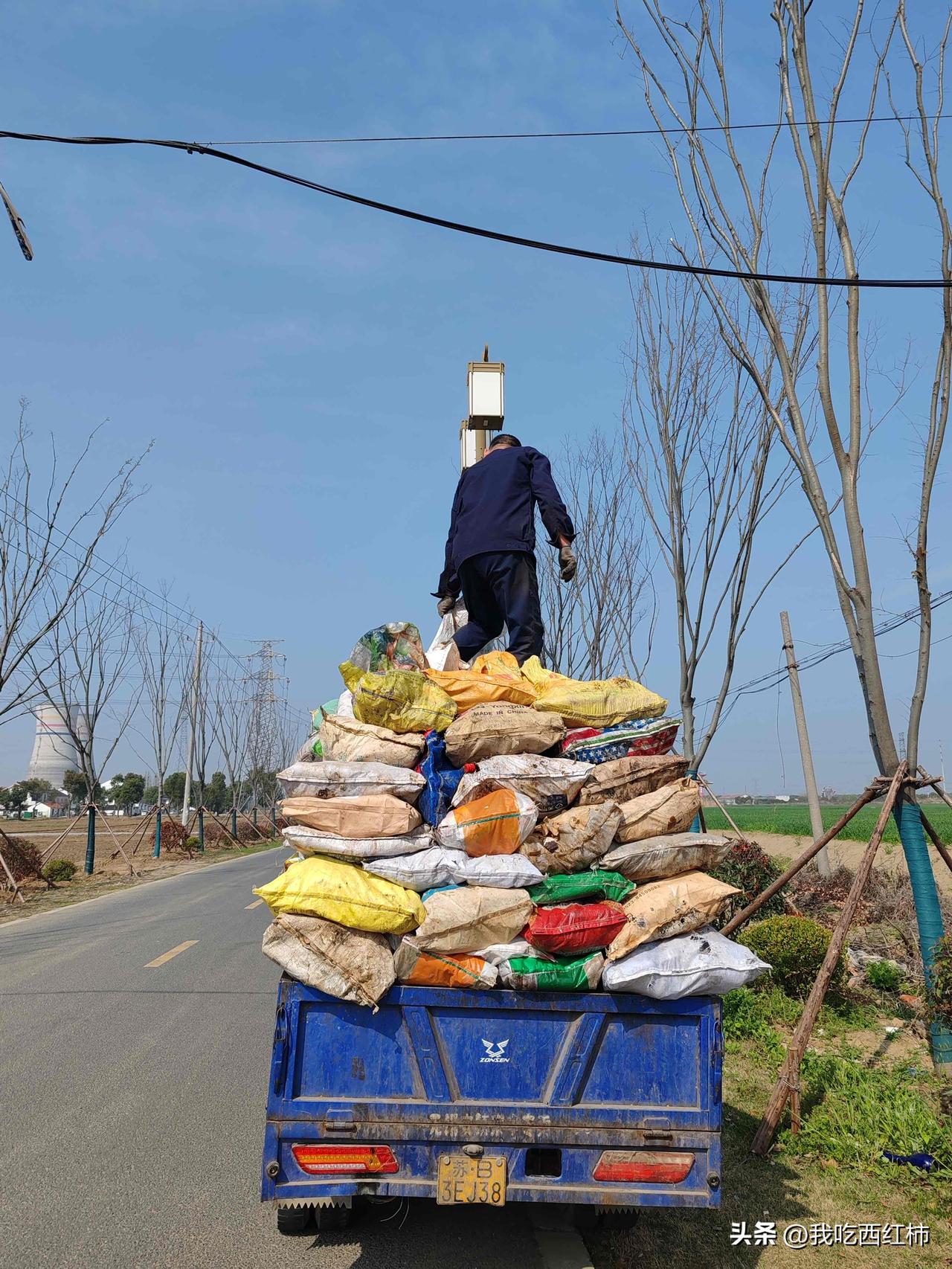 今天和父亲一起把他存了近两个月的玻璃瓶出掉。父亲是一名环卫工人，负责三个村子的垃