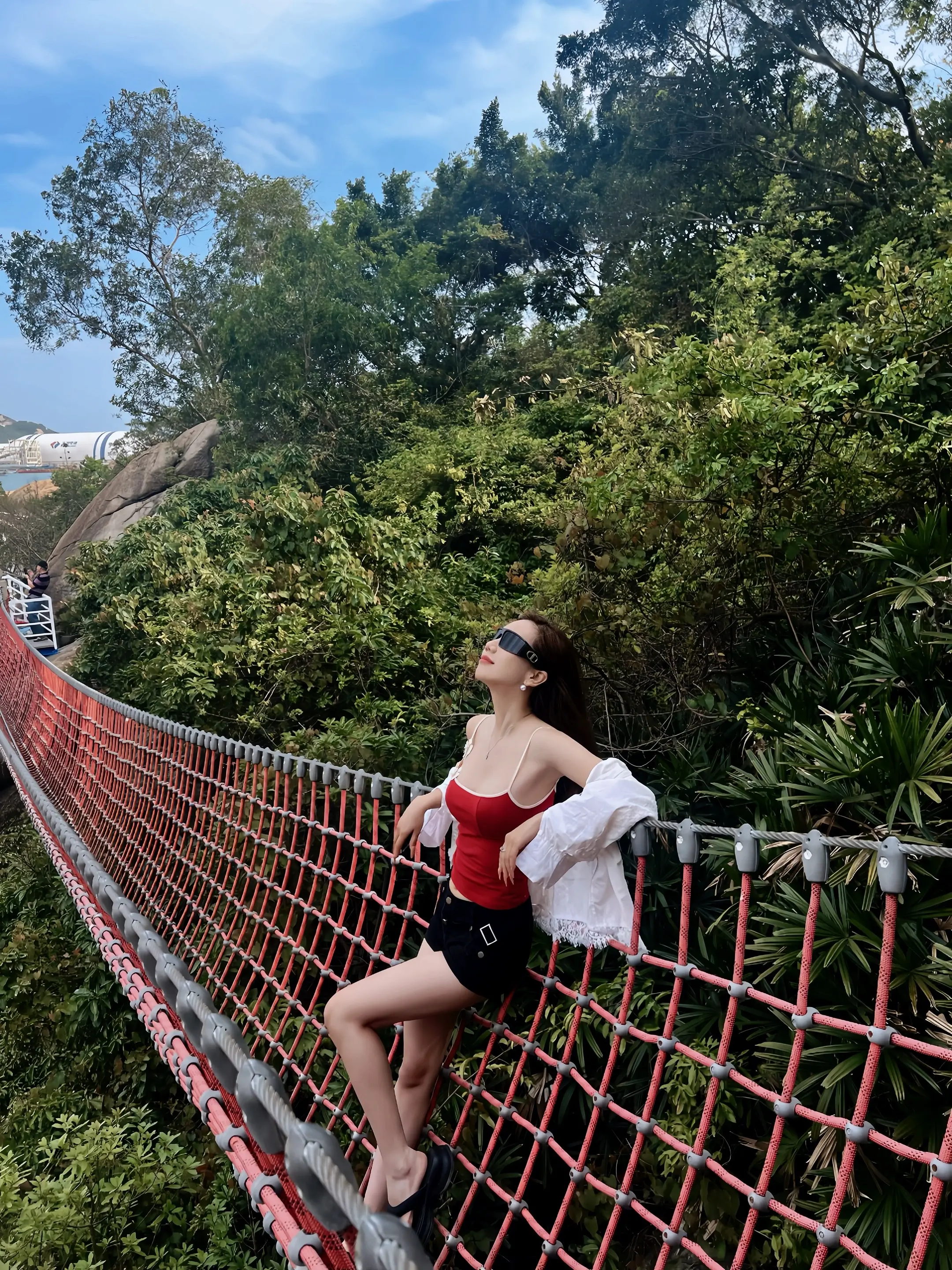 找个有海的地方躲两天。