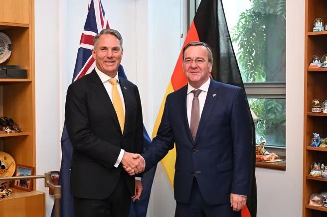 德国国防部长佩斯托瑞斯25日首度访澳，与副总理兼防长马勒斯会晤，扩大防卫合作，应