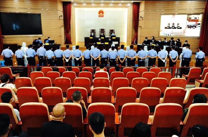 河南这两起宗族恶势力团伙被判刑真是大快人心！一起是闪某招父子兄弟5人组成的团伙，