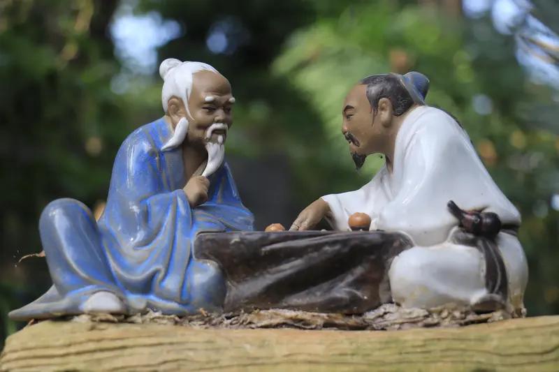 上联：竹间对弈悠揽月；
下联：松下烹茶伴鹤闲。