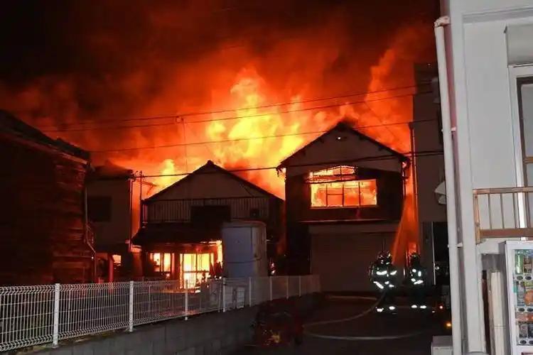 日本百年老街瞬间成火海，170栋建筑烧毁！这一幕让人心惊！



大火像巨兽一样