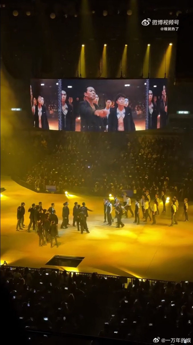 李昊演唱会出场被人套在麻袋里🌾从田间走到红馆，李昊总能带来惊喜，麻袋登场趣味十