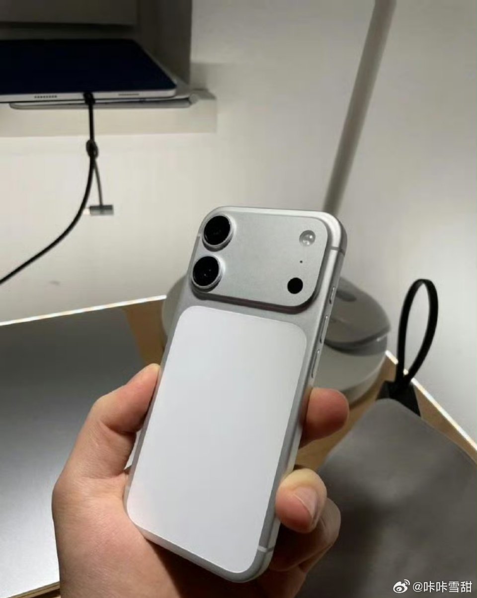 iPhone18标准版外观曝光有博主晒出了iPhone18的模型外观。iPhon