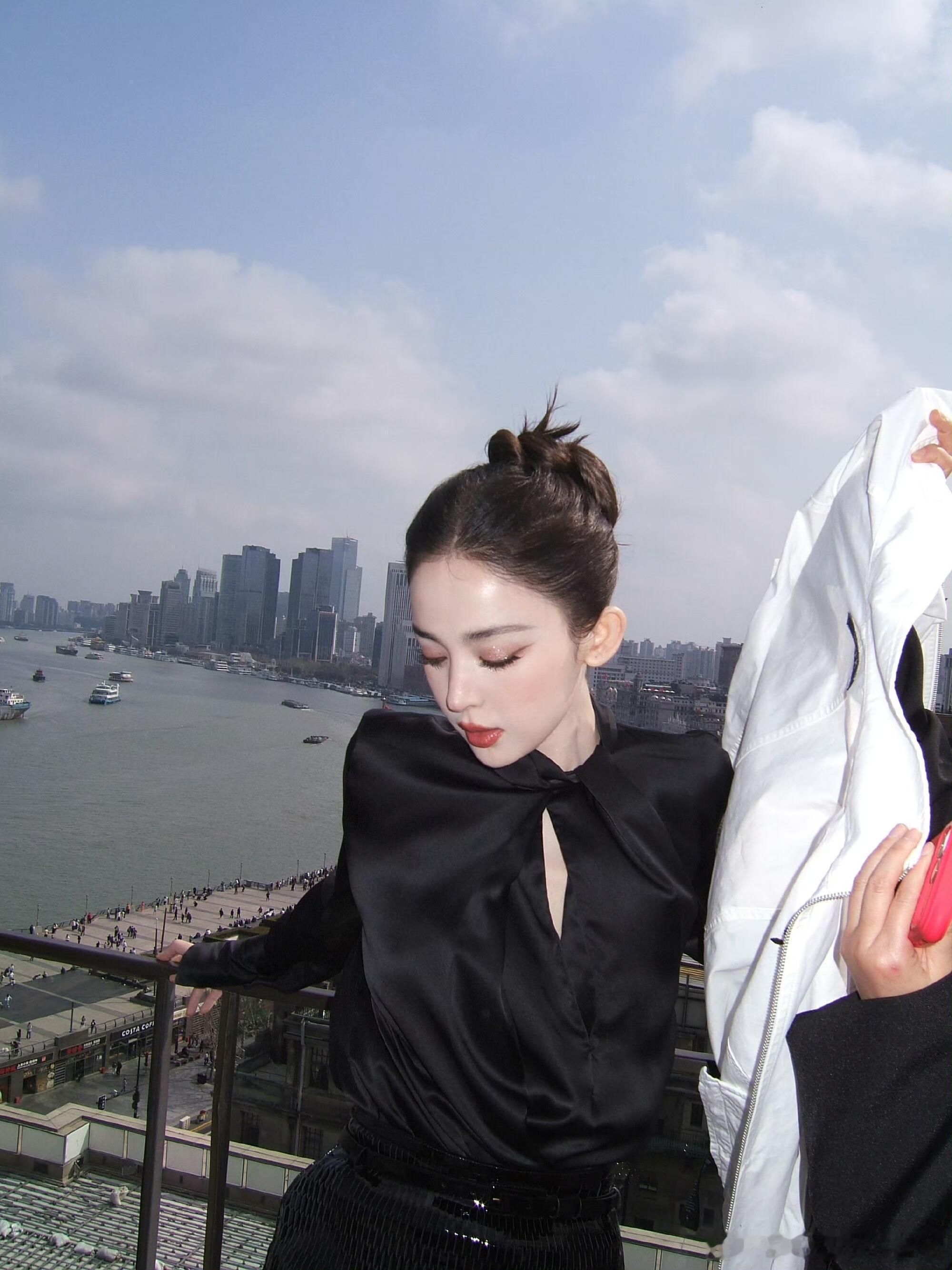 娜扎红皮裙眼镜杀细框眼镜增添智性气质，红皮裙热烈吸睛，酷与媚相互融合，这套造型审