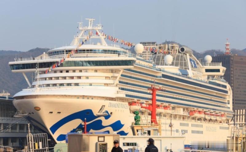 日本的新冠疫情最初爆发是在钻石公主号，因为是在一个封闭的空间内，因此当时搞得非常