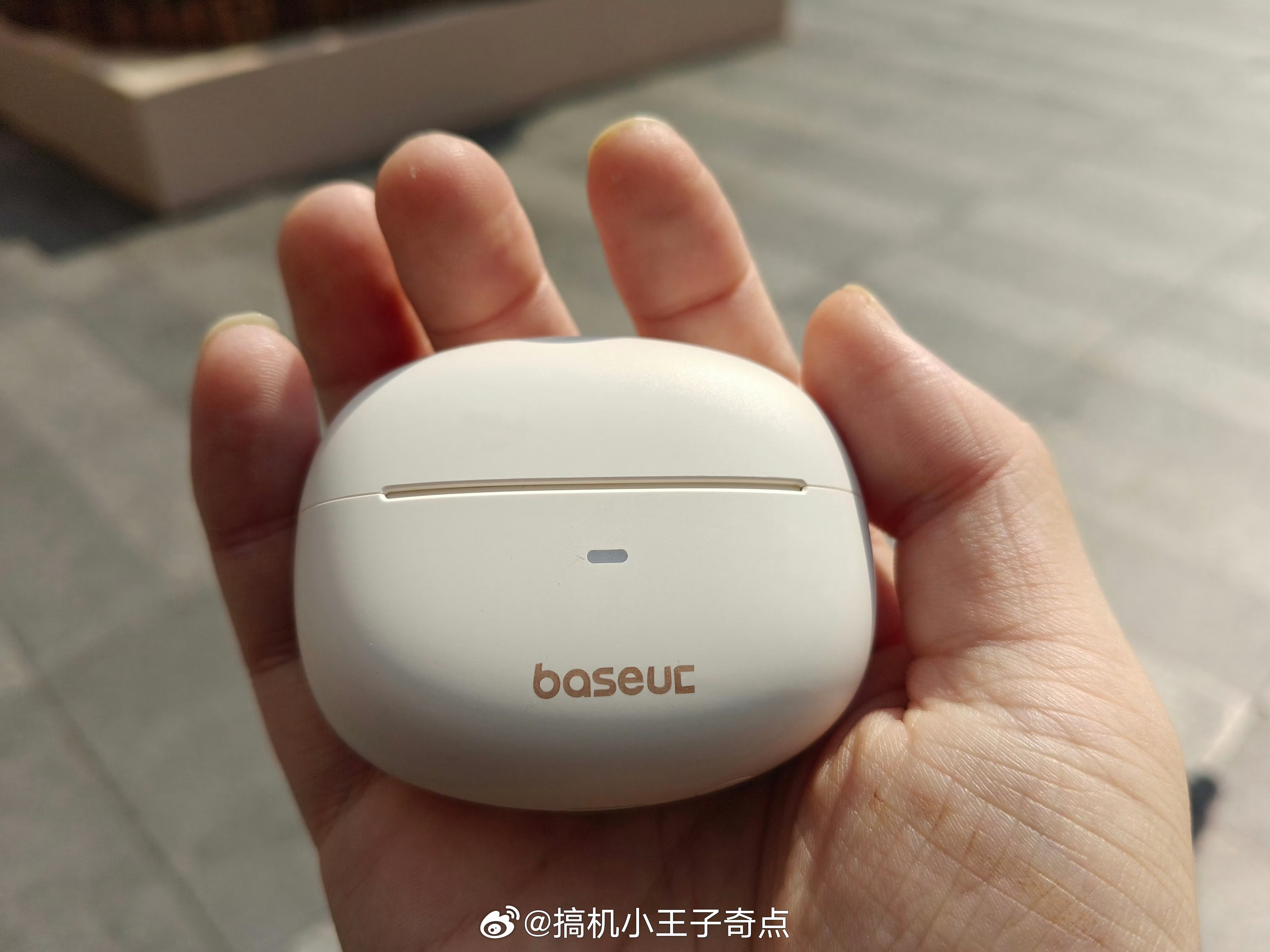 有线耳机穿搭火了手机都没耳机孔了我的有线耳机都要放坏了但是自从用了耳夹式耳机真的