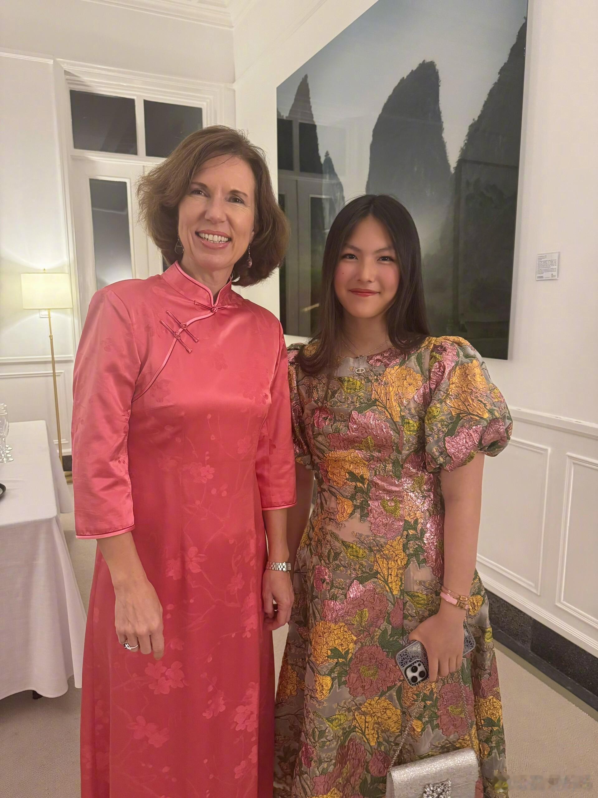 李湘又带王诗龄参加聚会结识英国人脉，托举孩子这句话在李湘这里真是太具像化了！！ 