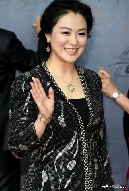 [微风]2008年《潜伏》开拍，沈傲君和孙红雷拍完吻戏后，她悄悄地对导演说：我给