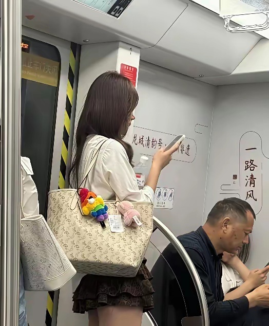 月薪没有过万，估计都养不起她！