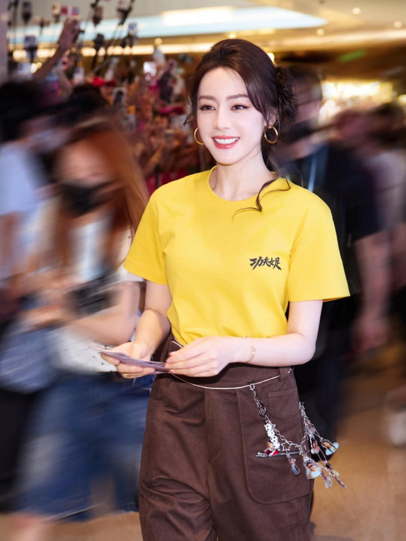 迪丽热巴暑期档五连爆迪丽热巴暑期档实现五连爆 别人在暑期档拼一部爆款，她在暑期档
