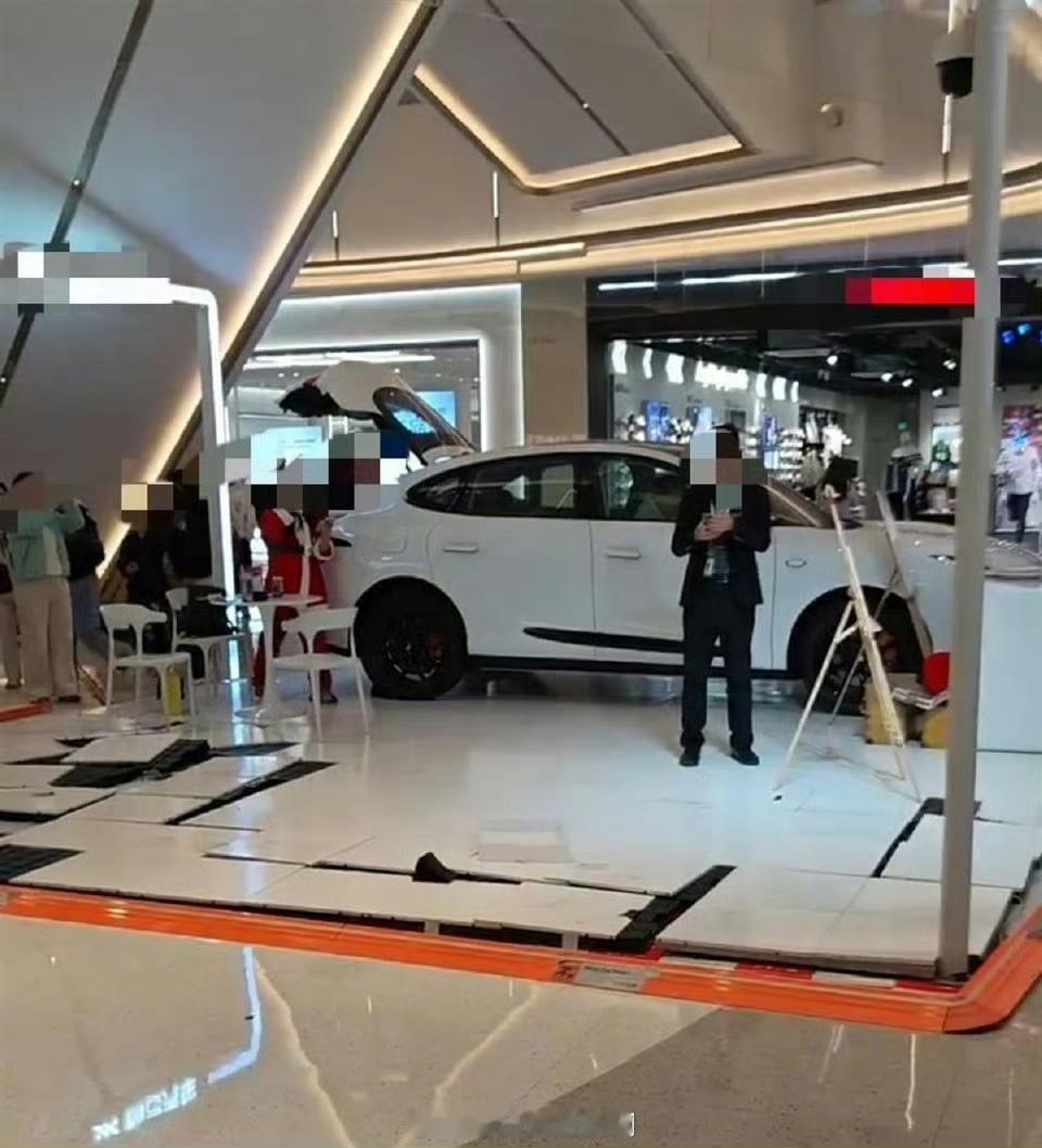 商场展车遭小孩误触 径直撞入隔壁手机店
 
近日，某商场内突发一起意外事故，一辆