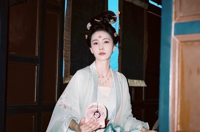 白鹿[超话]白鹿🥀白鹿王韵娜 你是舞台中央流转的热浪，在聚光灯闪烁的夜肆意发烫