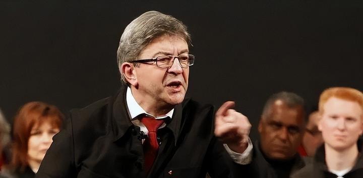 一档黄金时段的电视访谈，把法国未来的方向直接推到了风口浪尖。

73岁的梅朗雄在