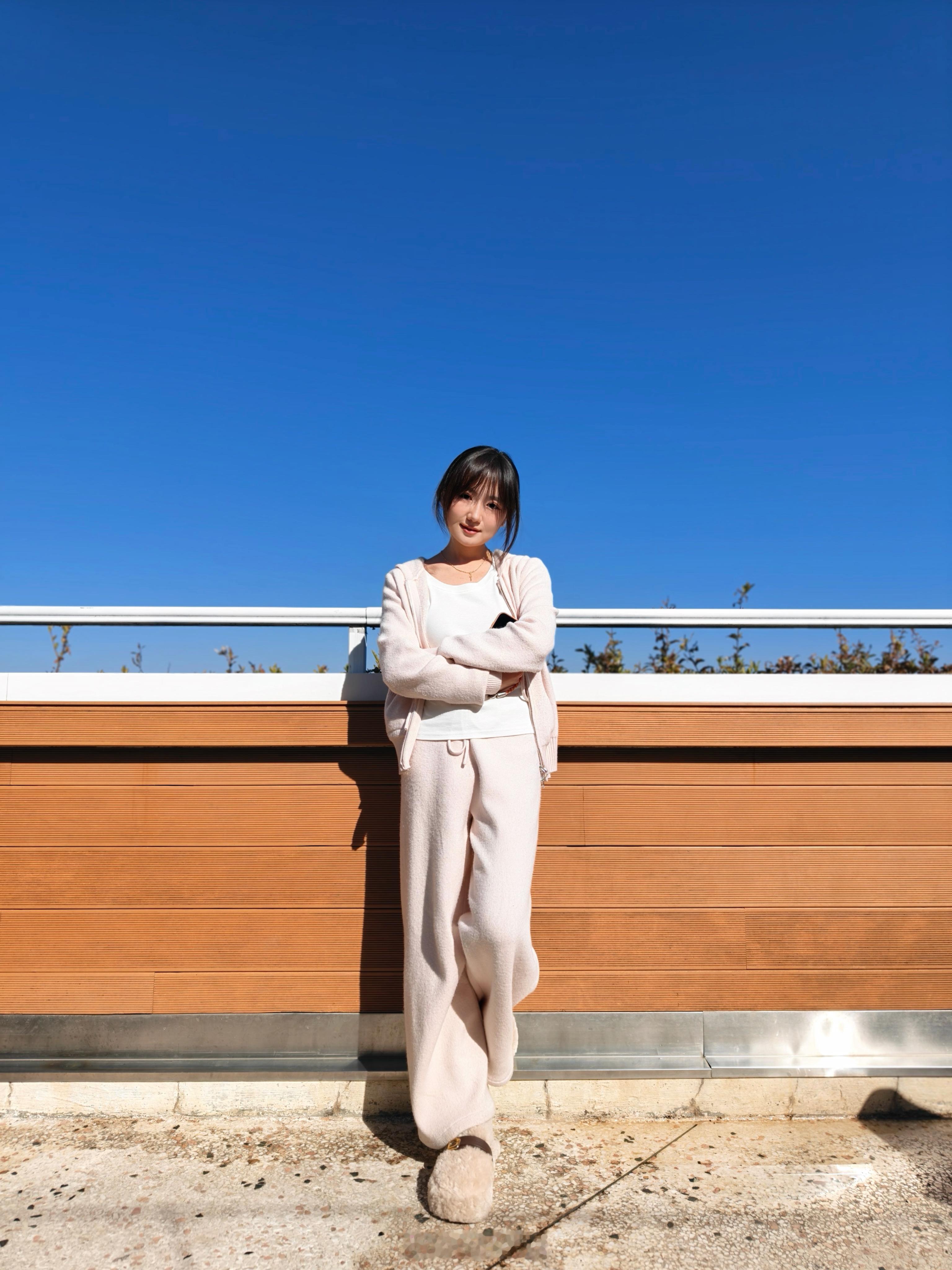 同事的oppo拍的无滤镜原相机虽然我经常吐槽他 因为没有隔空投送 传视频素材很不